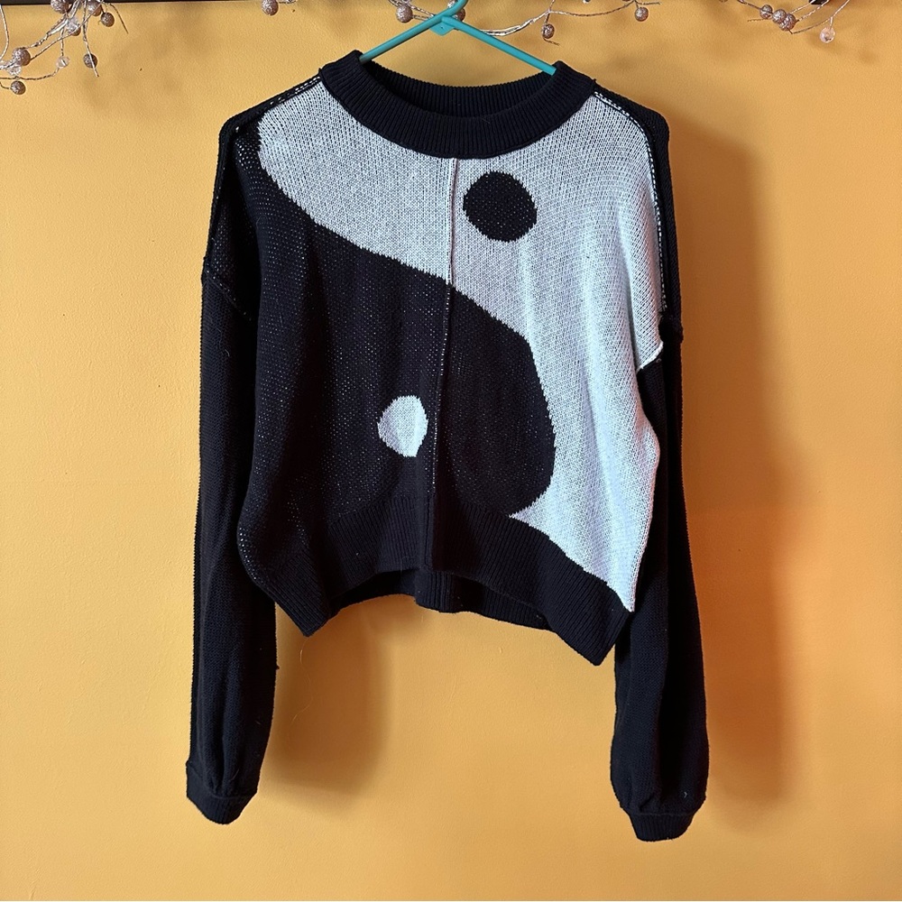 Juniors XS Ying Yang Sweater - gently worn!